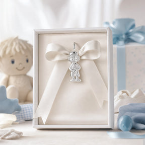 Babyrassel Anhänger 925 Silber Junge — Lifestyle in weißer Box mit Stoffpuppe und blauem Geschenk