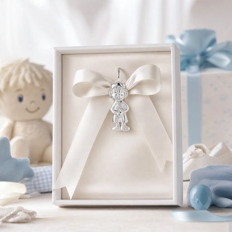 Babyrassel Anhänger 925 Silber Junge — Lifestyle in weißer Box mit Stoffpuppe und blauem Geschenk