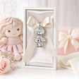 Babyrassel Anhänger 925 Silber Mädchen — Lifestyle in weißer Box mit rosa Stoffpuppe, Rosen und Geschenk