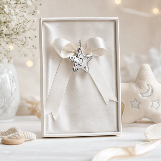 Babyrassel-Anhänger 925 Silber mit Stern-Motiv — Lifestyle-Setting, Geschenk zur Geburt