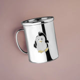 Kinderbecher 925 Silber Pinguin auf rosa Hintergrund — spiegelnder Becher mit Emaille-Pinguin-Motiv