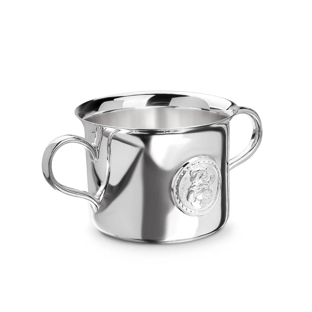 Babytasse 925 Silber Teddybär — Silbertasse mit zwei Henkeln, Seitenansicht mit Teddybär-Medaillon