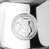 Babytasse 925 Silber Teddybär — Detailansicht des Teddybär-Medaillons mit Perlrand