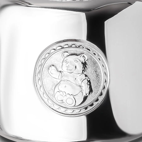 Babytasse 925 Silber Teddybär — Detailansicht des Teddybär-Medaillons mit Perlrand