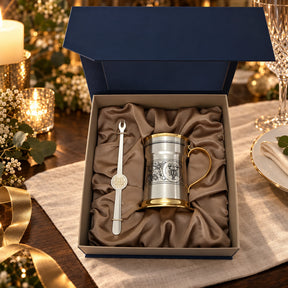 Bierkrug Geschenkset 925 Silber Krebs vergoldet in der Geschenkkassette — Lifestyle-Setting