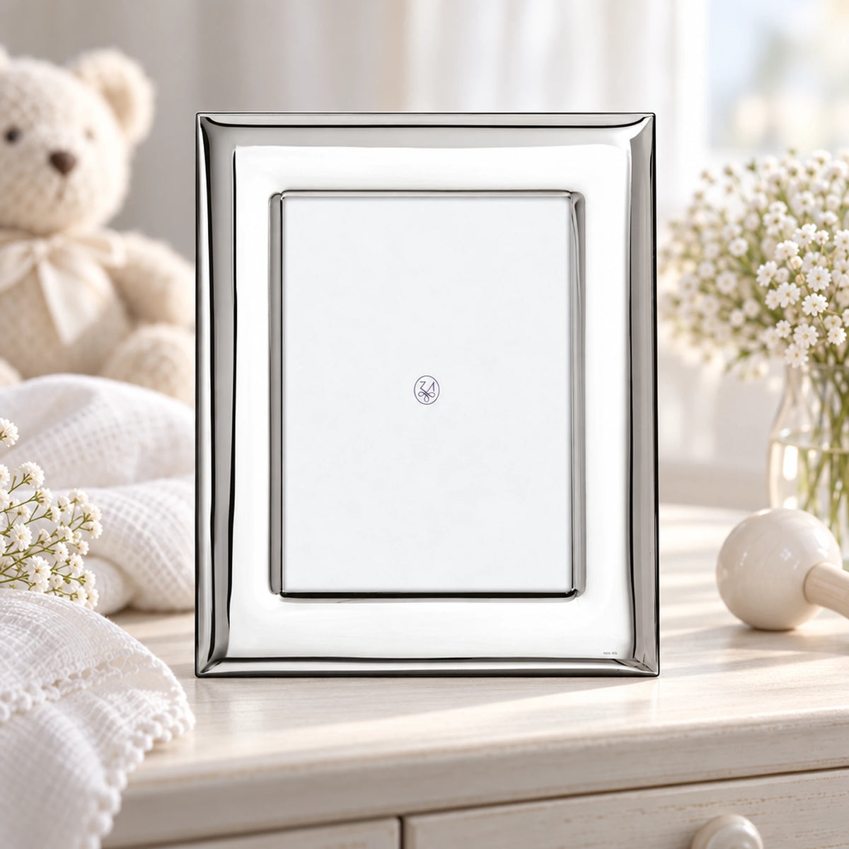 Bilderrahmen 925 Silber Modell Berlin, 10×15 cm — Lifestyle-Setting, Geschenk zur Taufe
