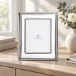 Bilderrahmen 925 Silber Modell Berlin, 10×15 cm — Lifestyle-Setting auf heller Kommode