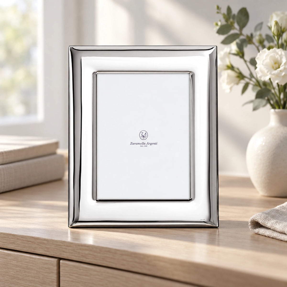 Bilderrahmen 925 Silber Modell Berlin, 10×15 cm — Lifestyle-Setting auf heller Kommode