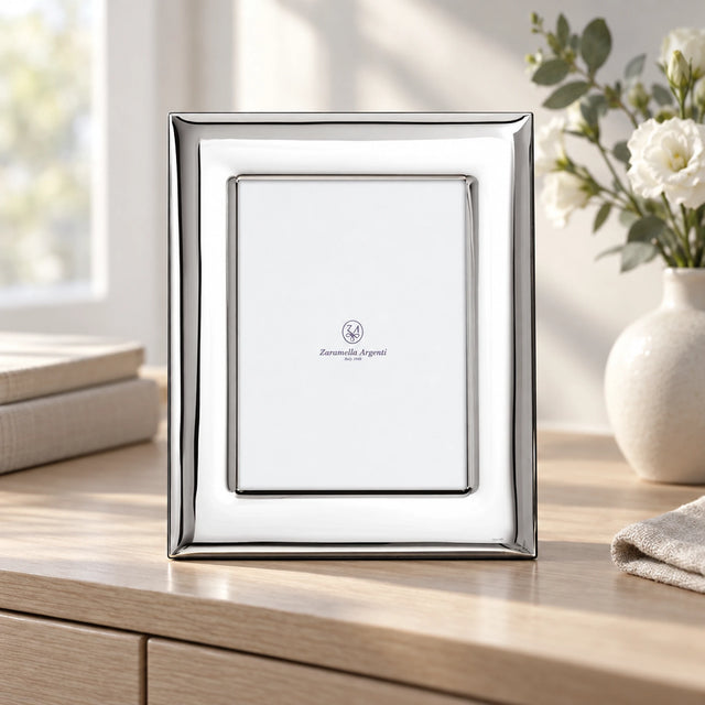 Bilderrahmen 925 Silber Modell Berlin, 10×15 cm — Lifestyle-Setting auf heller Kommode