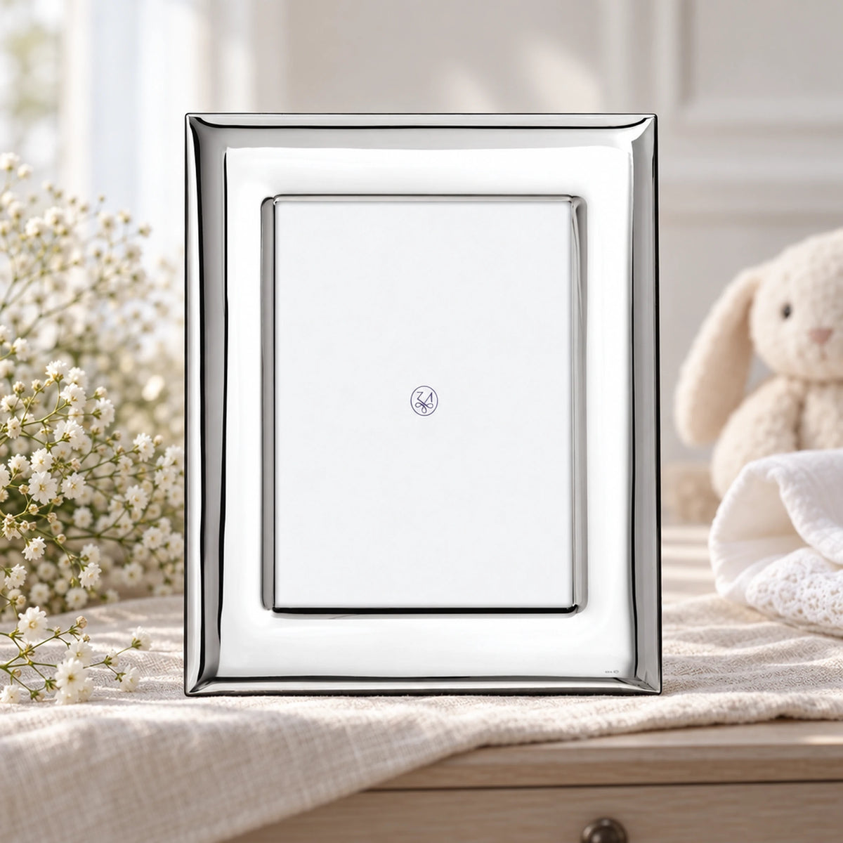 Bilderrahmen 925 Silber Modell Berlin, 13×18 cm — Lifestyle-Setting, Geschenk zur Taufe