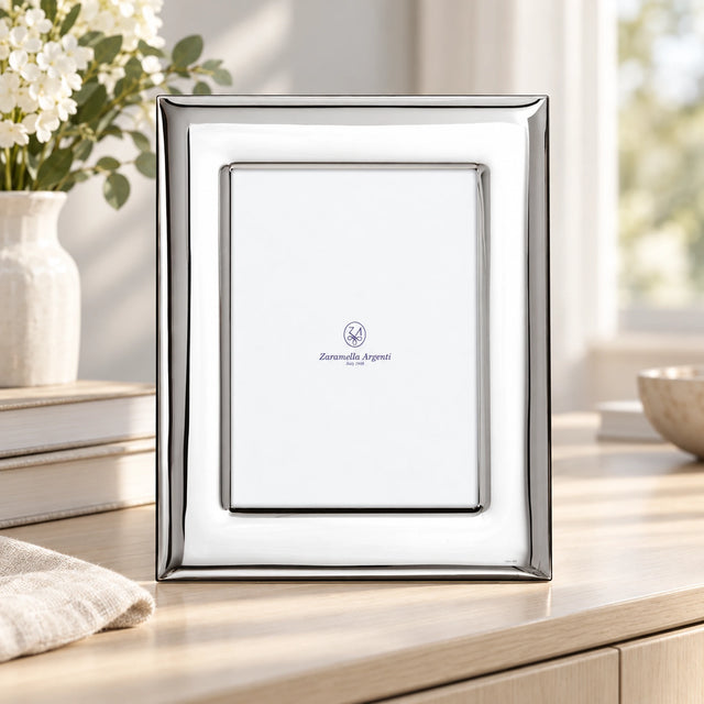 Bilderrahmen 925 Silber Modell Berlin, 13×18 cm — Lifestyle-Setting auf heller Kommode