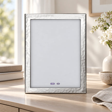 Bilderrahmen 925 Silber Modell Dublin, 20×25 cm — Lifestyle-Setting auf heller Kommode