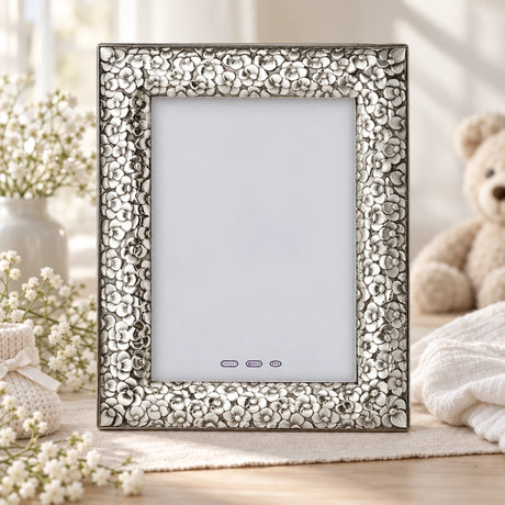 Bilderrahmen 925 Silber Modell Florenz, 10×15 cm — Lifestyle-Setting, Geschenk zur Taufe