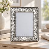 Bilderrahmen 925 Silber Modell Florenz, 10×15 cm — Lifestyle-Setting auf heller Kommode