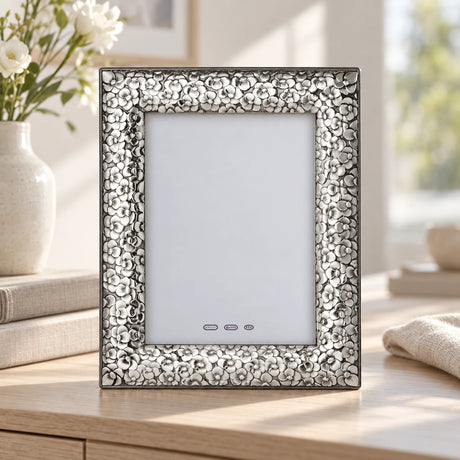 Bilderrahmen 925 Silber Modell Florenz, 10×15 cm — Lifestyle-Setting auf heller Kommode