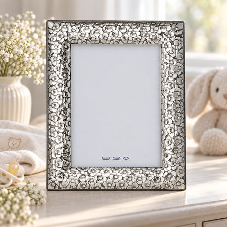Bilderrahmen 925 Silber Modell Florenz, 20×25 cm — Lifestyle-Setting, Geschenk zur Taufe