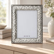 Bilderrahmen 925 Silber Modell Florenz, 20×25 cm — Lifestyle-Setting auf heller Kommode