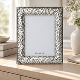 Bilderrahmen 925 Silber Modell Florenz, 20×25 cm — Lifestyle-Setting auf heller Kommode