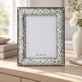 Bilderrahmen 925 Silber Modell Florenz, 20×25 cm — Lifestyle-Setting auf heller Kommode