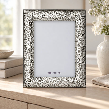 Bilderrahmen 925 Silber Modell Florenz, 20×25 cm — Lifestyle-Setting auf heller Kommode