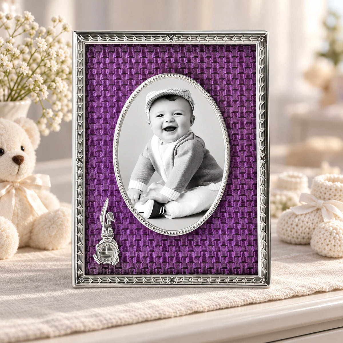Bilderrahmen für Babys Emaille violett Hase — Lifestyle-Setting, Geschenk zur Geburt und Taufe