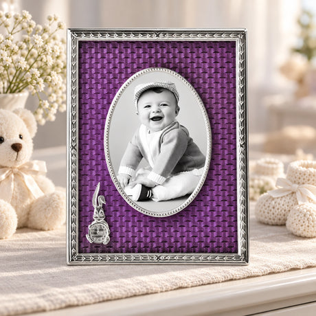 Bilderrahmen für Babys Emaille violett Hase — Lifestyle-Setting, Geschenk zur Geburt und Taufe