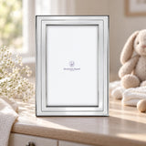 Bilderrahmen 925 Silber Modell Kiel, 10×15 cm — Lifestyle-Setting, Geschenk zur Taufe