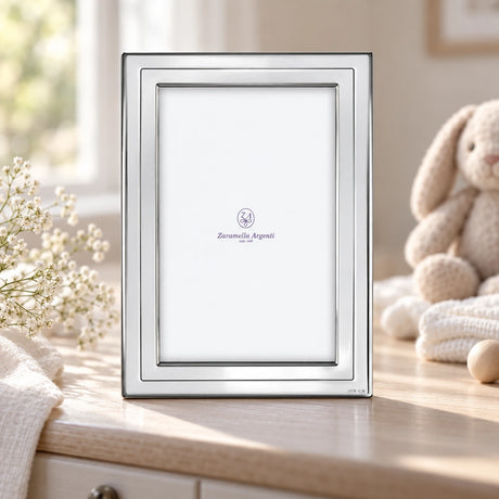 Bilderrahmen 925 Silber Modell Kiel, 10×15 cm — Lifestyle-Setting, Geschenk zur Taufe