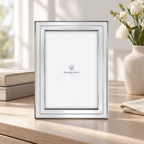 Bilderrahmen 925 Silber Modell Kiel, 10×15 cm — Lifestyle-Setting auf heller Kommode