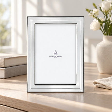 Bilderrahmen 925 Silber Modell Kiel, 10×15 cm — Lifestyle-Setting auf heller Kommode