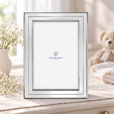 Bilderrahmen 925 Silber Modell Kiel, 13×18 cm — Lifestyle-Setting, Geschenk zur Taufe