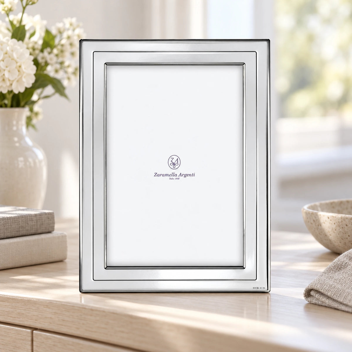 Bilderrahmen 925 Silber Modell Kiel, 13×18 cm — Lifestyle-Setting auf heller Kommode