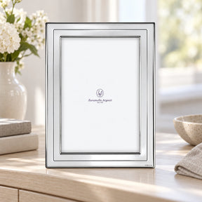 Bilderrahmen 925 Silber Modell Kiel, 13×18 cm — Lifestyle-Setting auf heller Kommode
