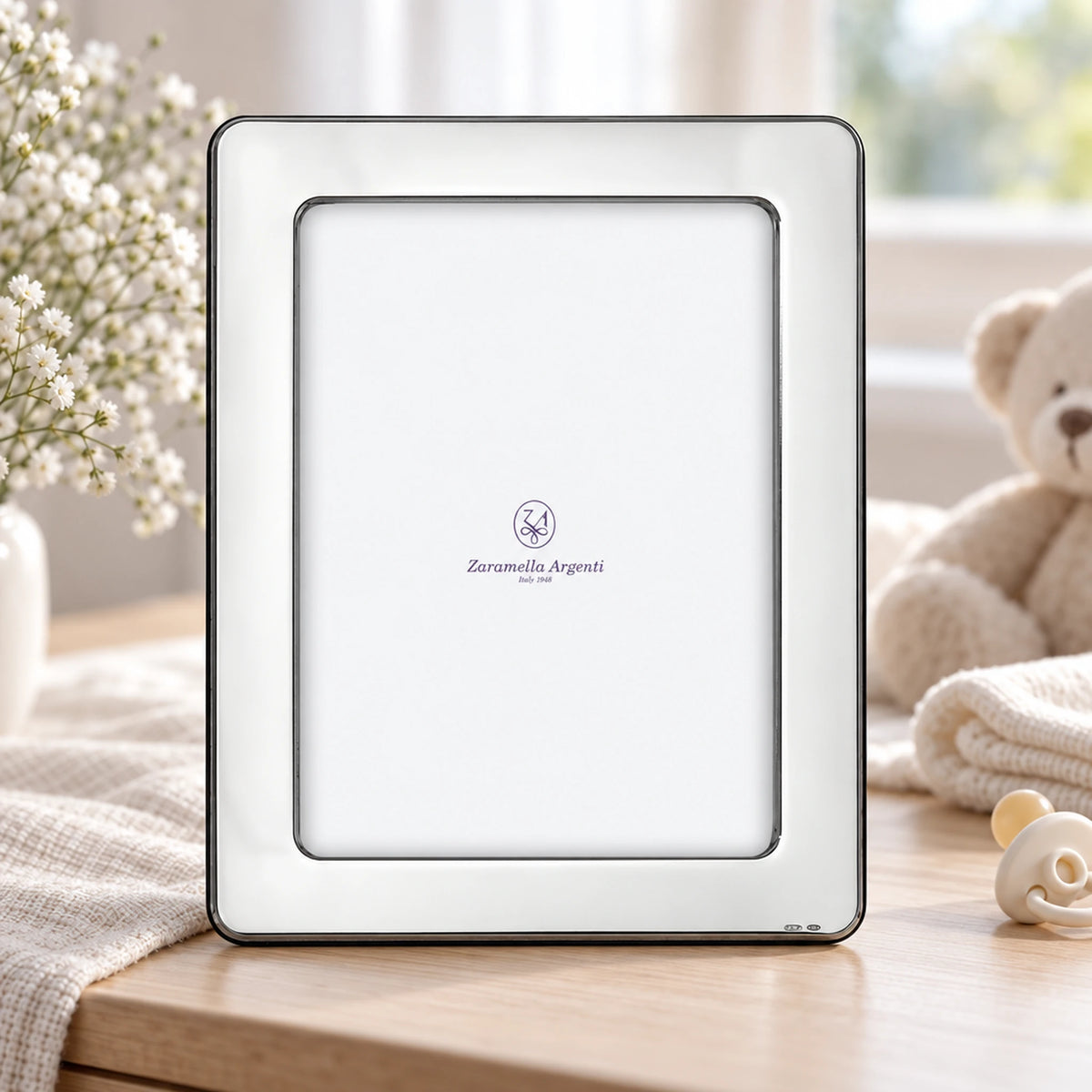 Bilderrahmen 925 Silber Modell Lyon, 10×15 cm — Lifestyle-Setting, Geschenk zur Taufe