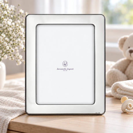 Bilderrahmen 925 Silber Modell Lyon, 10×15 cm — Lifestyle-Setting, Geschenk zur Taufe