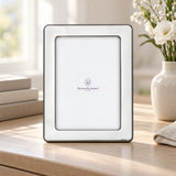 Bilderrahmen 925 Silber Modell Lyon, 10×15 cm — Lifestyle-Setting auf heller Kommode