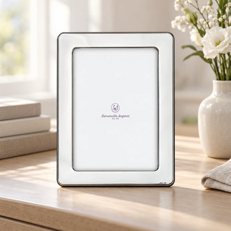Bilderrahmen 925 Silber Modell Lyon, 10×15 cm — Lifestyle-Setting auf heller Kommode