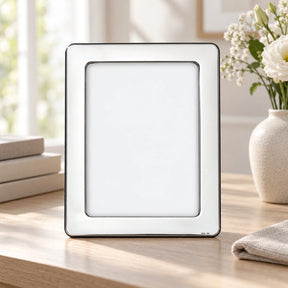 Bilderrahmen 925 Silber Modell Lyon, 13×18 cm — Lifestyle-Setting auf heller Kommode