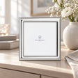 Bilderrahmen 925 Silber Modell Monaco, 10×10 cm — Lifestyle-Setting auf heller Kommode