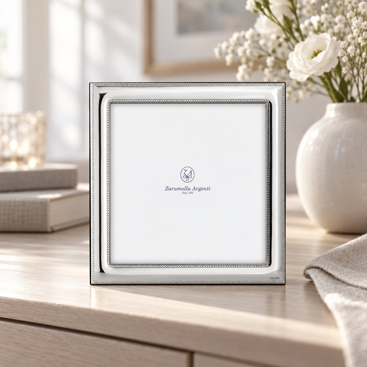 Bilderrahmen 925 Silber Modell Monaco, 10×10 cm — Lifestyle-Setting auf heller Kommode