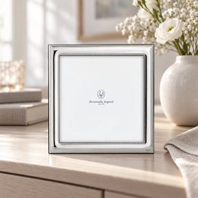 Bilderrahmen 925 Silber Modell Monaco, 10×10 cm — Lifestyle-Setting auf heller Kommode