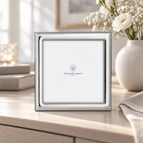 Bilderrahmen 925 Silber Modell Monaco, 10×10 cm — Lifestyle-Setting auf heller Kommode