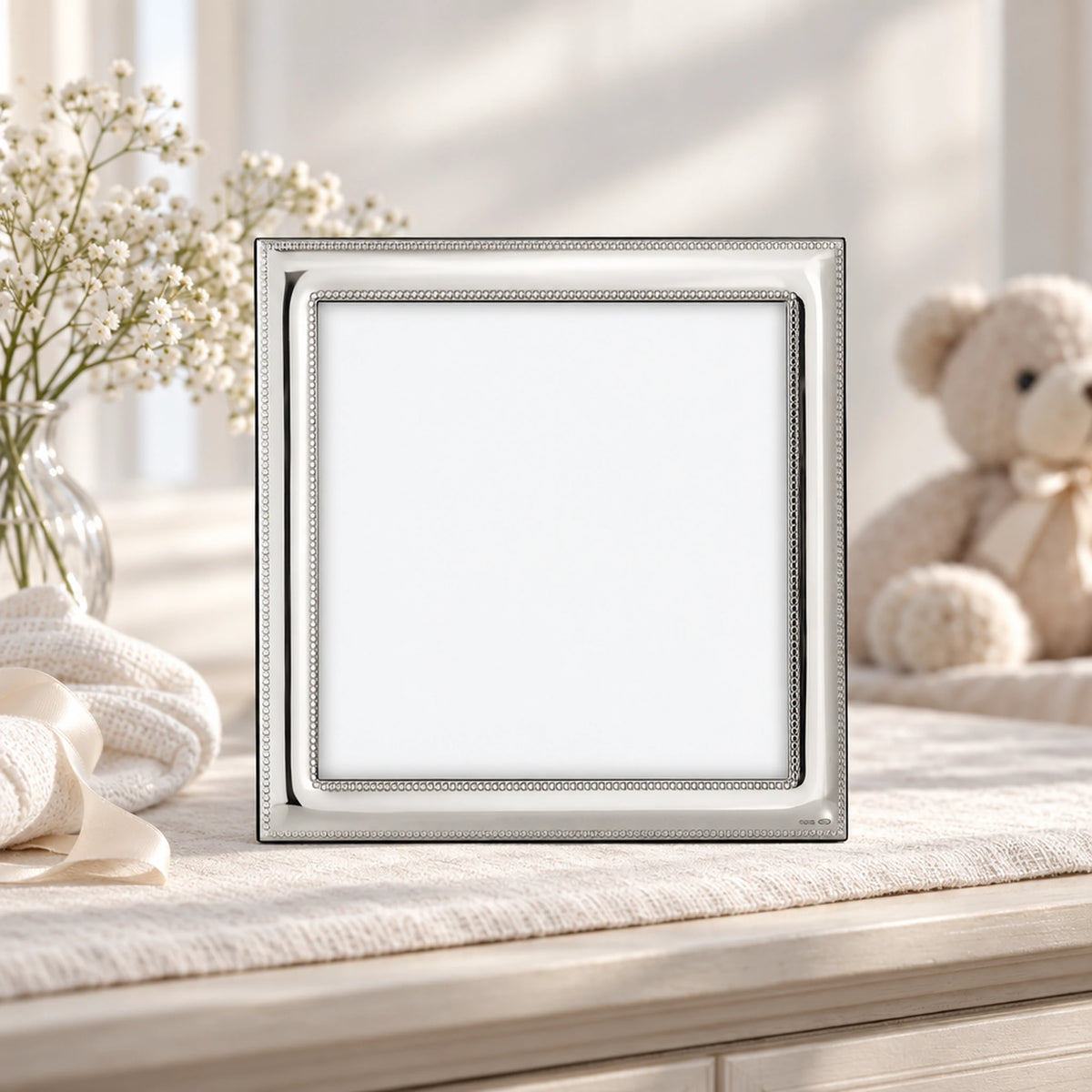 Bilderrahmen 925 Silber Modell Monaco, 18×18 cm — Lifestyle-Setting, Geschenk zur Taufe