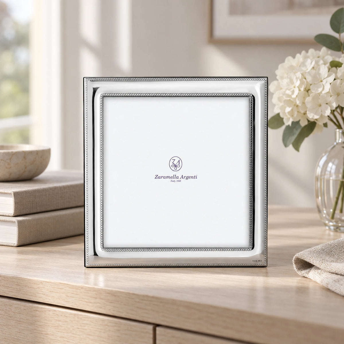 Bilderrahmen 925 Silber Modell Monaco, 18×18 cm — Lifestyle-Setting auf heller Kommode