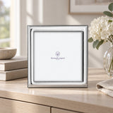Bilderrahmen 925 Silber Modell Monaco, 18×18 cm — Lifestyle-Setting auf heller Kommode