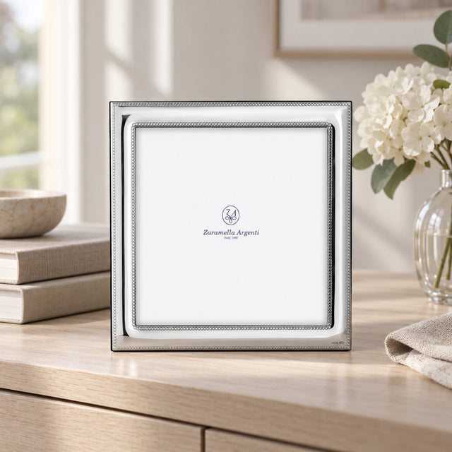 Bilderrahmen 925 Silber Modell Monaco, 18×18 cm — Lifestyle-Setting auf heller Kommode