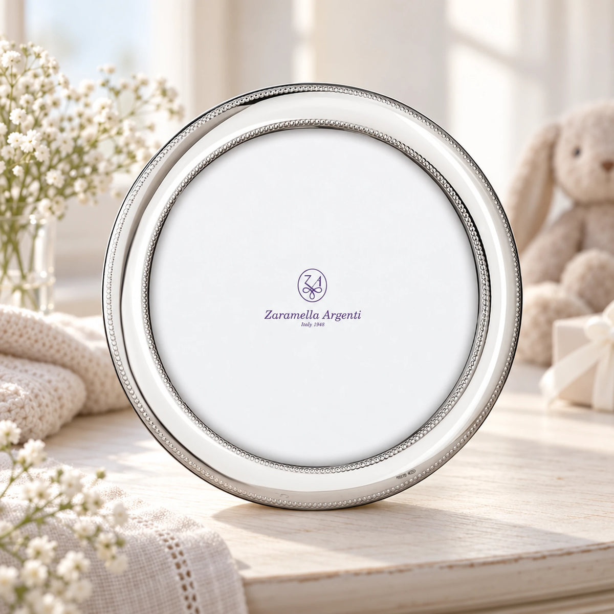 Bilderrahmen 925 Silber Modell Monte Carlo Rund, 13×13 cm — Lifestyle-Setting, Geschenk zur Taufe