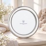 Bilderrahmen 925 Silber Modell Monte Carlo Rund, 13×13 cm — Lifestyle-Setting, Geschenk zur Taufe