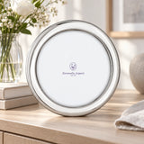 Bilderrahmen 925 Silber Modell Monte Carlo Rund, 13×13 cm — Lifestyle-Setting auf heller Kommode