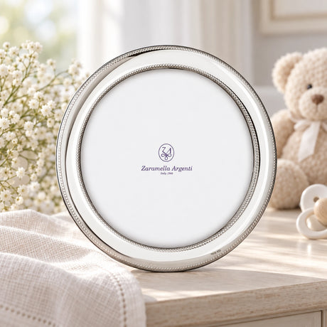 Bilderrahmen 925 Silber Modell Monte Carlo Rund, 9×9 cm — Lifestyle-Setting, Geschenk zur Taufe